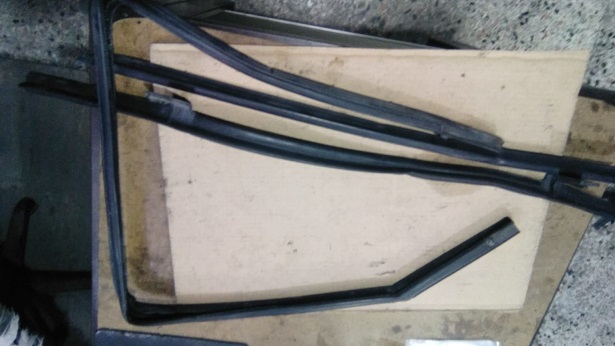 ön sol cam fitili kılavuzu 4 kapılı VW Polo 6N2 1999 ORJ ÇIKMA